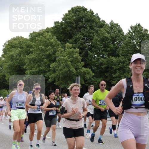 29.06.2025 - hella hamburg halbmarathon Jannik Wohlers http://msf.ph/oto/8145045 29.06.2025 10:46:54 Lombardsbrücke 1463, 1523, 1607, 1704, 2148, 2537, 2555, 2994, 4184, 4325, 4483, 4806, 4895, 4974, 4975, 5895, 6255, 6256, 6879, 6995, 7430, 7431, 7630, 7631, 8105, 8131, 8706, 8915, 8953, 9018, 9273, 9557, 9774, 9969, 9972, 10075, 10903, 11276, 11378, 11621, 12989, 13172, 13349, 13430, 13431, 13806, 13819, 13830, 13898, 14370, 14441, 14516, 14517, 15413, 15865, 16337, 16552, 16836, 17015, 17122, 17514, 18147, 18258, 18674, 18753, 18781, 18852, 18858 meine-sportfotos.de