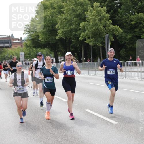 29.06.2025 - hella hamburg halbmarathon Jannik Wohlers http://msf.ph/oto/8145051 29.06.2025 10:09:57 Lombardsbrücke 1573, 5182, 5440, 7042, 7333, 7636, 7685, 8219, 8890, 9816, 11180, 12008, 13797, 14679, 14822, 15409, 16166, 16639, 16872, 17148, 17730, 19023 meine-sportfotos.de