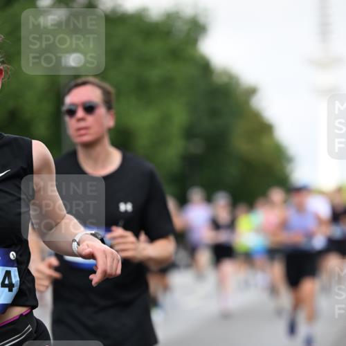 29.06.2025 - hella hamburg halbmarathon Dr. Thomas Lammeyer http://msf.ph/oto/8145052 29.06.2025 10:05:21 Kennedybrücke 1387, 1420, 1526, 1726, 2006, 2091, 2167, 2363, 2490, 2936, 3425, 3625, 3976, 4068, 4249, 4319, 4370, 5675, 6087, 6281, 6302, 6487, 6591, 6924, 7287, 7658, 7757, 7759, 7761, 8030, 8046, 8326, 8392, 8691, 8822, 8923, 9124, 9932, 10281, 10301, 10383, 10576, 10705, 11043 meine-sportfotos.de