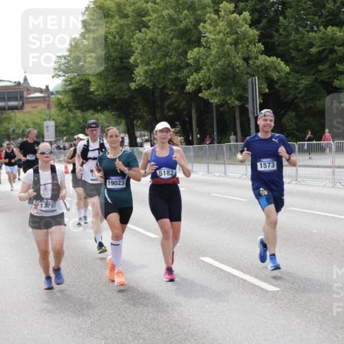 29.06.2025 - hella hamburg halbmarathon Jannik Wohlers http://msf.ph/oto/8145054 29.06.2025 10:09:57 Lombardsbrücke 1573, 5182, 5440, 7042, 7333, 7636, 7685, 8219, 8890, 9816, 11180, 12008, 13797, 14679, 14822, 15409, 16166, 16639, 16872, 17148, 17730, 19023 meine-sportfotos.de