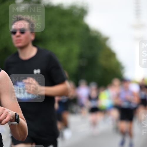 29.06.2025 - hella hamburg halbmarathon Dr. Thomas Lammeyer http://msf.ph/oto/8145059 29.06.2025 10:05:21 Kennedybrücke 1387, 1420, 1526, 1726, 2006, 2091, 2167, 2363, 2490, 2936, 3425, 3625, 3976, 4068, 4249, 4319, 4370, 5675, 6087, 6281, 6302, 6487, 6591, 6924, 7287, 7658, 7757, 7759, 7761, 8030, 8046, 8326, 8392, 8691, 8822, 8923, 9124, 9932, 10281, 10301, 10383, 10576, 10705, 11043 meine-sportfotos.de