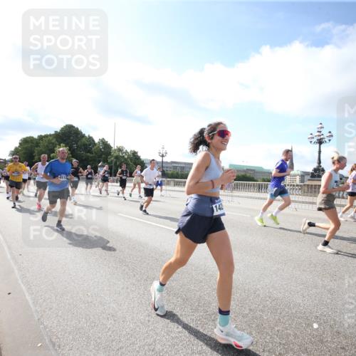29.06.2025 - hella hamburg halbmarathon Jannik Wohlers http://msf.ph/oto/8145064 29.06.2025 09:55:55 Lombardsbrücke 1061, 1452, 1499, 1592, 2083, 2504, 2953, 3256, 3296, 4077, 5482, 5600, 5607, 5978, 6168, 6511, 6512, 7178, 7583, 7943, 8514, 8968, 8989, 8996, 9246, 9537, 9994, 10596, 10891, 11124, 11467, 12545, 12779, 12870, 13007, 13159, 13211, 13463, 13812, 13875, 13948, 14198, 14286, 15090, 15157, 15714, 15829, 15868, 16149, 16369, 16375, 16477, 16877, 16891, 16986, 17127, 17131, 17962, 18021 meine-sportfotos.de