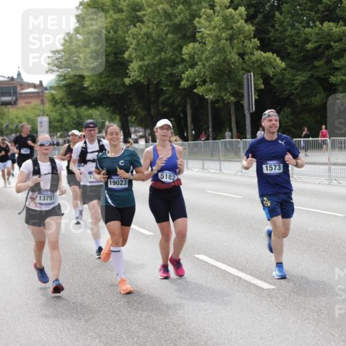 29.06.2025 - hella hamburg halbmarathon Jannik Wohlers http://msf.ph/oto/8145066 29.06.2025 10:09:57 Lombardsbrücke 1573, 5182, 5440, 7042, 7333, 7636, 7685, 8219, 8890, 9816, 11180, 12008, 13797, 14679, 14822, 15409, 16166, 16639, 16872, 17148, 17730, 19023 meine-sportfotos.de