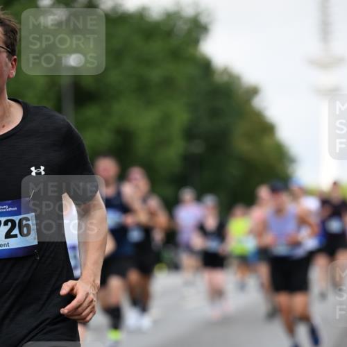 29.06.2025 - hella hamburg halbmarathon Dr. Thomas Lammeyer http://msf.ph/oto/8145067 29.06.2025 10:05:22 Kennedybrücke 1387, 1420, 1526, 1726, 2006, 2091, 2167, 2363, 2490, 2936, 3425, 3625, 3663, 3976, 4068, 4249, 4319, 4370, 5675, 6087, 6281, 6302, 6591, 6924, 7287, 7658, 7757, 7759, 7761, 8030, 8046, 8326, 8392, 8691, 8822, 8923, 9124, 9932, 10281, 10301, 10383, 10576, 10705, 11043 meine-sportfotos.de