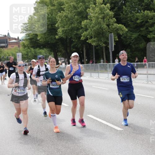 29.06.2025 - hella hamburg halbmarathon Jannik Wohlers http://msf.ph/oto/8145073 29.06.2025 10:09:57 Lombardsbrücke 1573, 5182, 5440, 7042, 7333, 7636, 7685, 8219, 8890, 9816, 11180, 12008, 13797, 14679, 14822, 15409, 16166, 16639, 16872, 17148, 17730, 19023 meine-sportfotos.de