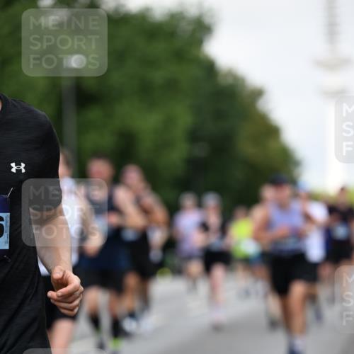 29.06.2025 - hella hamburg halbmarathon Dr. Thomas Lammeyer http://msf.ph/oto/8145075 29.06.2025 10:05:22 Kennedybrücke 1387, 1420, 1526, 1726, 2006, 2091, 2167, 2363, 2490, 2936, 3425, 3625, 3663, 3976, 4068, 4249, 4319, 4370, 5675, 6087, 6281, 6302, 6591, 6924, 7287, 7658, 7757, 7759, 7761, 8030, 8046, 8326, 8392, 8691, 8822, 8923, 9124, 9932, 10281, 10301, 10383, 10576, 10705, 11043 meine-sportfotos.de