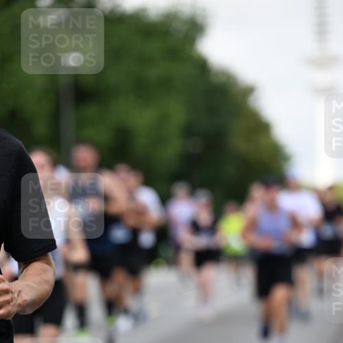 29.06.2025 - hella hamburg halbmarathon Dr. Thomas Lammeyer http://msf.ph/oto/8145080 29.06.2025 10:05:22 Kennedybrücke 1387, 1420, 1526, 1726, 2006, 2091, 2167, 2363, 2490, 2936, 3425, 3625, 3663, 3976, 4068, 4249, 4319, 4370, 5675, 6087, 6281, 6302, 6591, 6924, 7287, 7658, 7757, 7759, 7761, 8030, 8046, 8326, 8392, 8691, 8822, 8923, 9124, 9932, 10281, 10301, 10383, 10576, 10705, 11043 meine-sportfotos.de