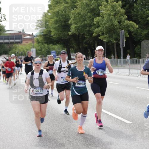29.06.2025 - hella hamburg halbmarathon Jannik Wohlers http://msf.ph/oto/8145086 29.06.2025 10:09:58 Lombardsbrücke 1573, 5182, 5440, 7042, 7333, 7685, 8219, 8890, 9816, 11180, 12008, 13797, 14679, 14822, 15409, 16166, 16639, 16872, 17730, 19023 meine-sportfotos.de