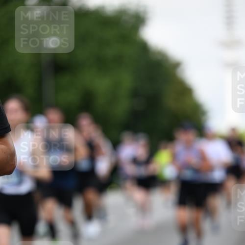 29.06.2025 - hella hamburg halbmarathon Dr. Thomas Lammeyer http://msf.ph/oto/8145090 29.06.2025 10:05:22 Kennedybrücke 1387, 1420, 1526, 1726, 2006, 2091, 2167, 2363, 2490, 2936, 3425, 3625, 3663, 3976, 4068, 4249, 4319, 4370, 5675, 6087, 6281, 6302, 6591, 6924, 7287, 7658, 7757, 7759, 7761, 8030, 8046, 8326, 8392, 8691, 8822, 8923, 9124, 9932, 10281, 10301, 10383, 10576, 10705, 11043 meine-sportfotos.de