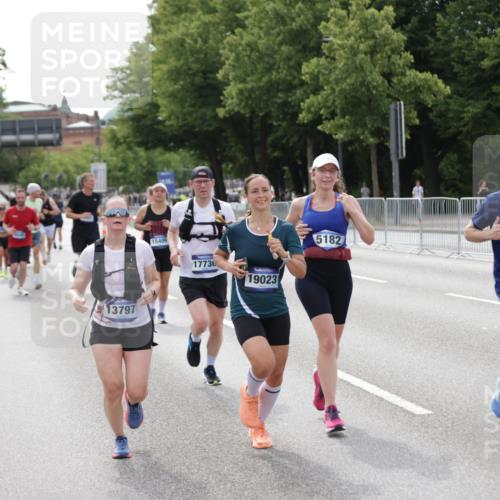 29.06.2025 - hella hamburg halbmarathon Jannik Wohlers http://msf.ph/oto/8145092 29.06.2025 10:09:58 Lombardsbrücke 1573, 5182, 5440, 7042, 7333, 7685, 8219, 8890, 9816, 11180, 12008, 13797, 14679, 14822, 15409, 16166, 16639, 16872, 17730, 19023 meine-sportfotos.de