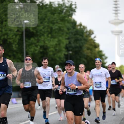 29.06.2025 - hella hamburg halbmarathon Dr. Thomas Lammeyer http://msf.ph/oto/8145105 29.06.2025 10:05:23 Kennedybrücke 1420, 1526, 1726, 2006, 2091, 2167, 2490, 2936, 3425, 3625, 3663, 3976, 4068, 4249, 4319, 4370, 5675, 6087, 6281, 6302, 6591, 6924, 7287, 7658, 7757, 7759, 7761, 8030, 8046, 8326, 8392, 8691, 8822, 8923, 9124, 9932, 10281, 10301, 10383, 10576, 10705, 10915, 11043 meine-sportfotos.de