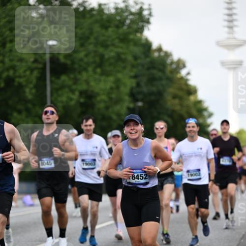 29.06.2025 - hella hamburg halbmarathon Dr. Thomas Lammeyer http://msf.ph/oto/8145113 29.06.2025 10:05:23 Kennedybrücke 1420, 1526, 1726, 2006, 2091, 2167, 2490, 2936, 3425, 3625, 3663, 3976, 4068, 4249, 4319, 4370, 5675, 6087, 6281, 6302, 6591, 6924, 7287, 7658, 7757, 7759, 7761, 8030, 8046, 8326, 8392, 8691, 8822, 8923, 9124, 9932, 10281, 10301, 10383, 10576, 10705, 10915, 11043 meine-sportfotos.de