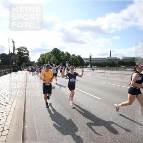 29.06.2025 - hella hamburg halbmarathon Jannik Wohlers http://msf.ph/oto/8145118 29.06.2025 09:56:00 Lombardsbrücke 1452, 1499, 1592, 1628, 1877, 2082, 2771, 2953, 2996, 3256, 3296, 4077, 4711, 4833, 5482, 5600, 5607, 5978, 6168, 6511, 6512, 7178, 7383, 7583, 7943, 8514, 8968, 8996, 9246, 9537, 9695, 9793, 9820, 9994, 10596, 10891, 11018, 11124, 11231, 11459, 11467, 12545, 12870, 13007, 13159, 13211, 13463, 13688, 13948, 14198, 14286, 15090, 15427, 15829, 15868, 16369, 16375, 16477, 16877, 16891, 16986, 18021 meine-sportfotos.de