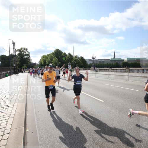29.06.2025 - hella hamburg halbmarathon Jannik Wohlers http://msf.ph/oto/8145126 29.06.2025 09:56:00 Lombardsbrücke 1452, 1499, 1592, 1628, 1877, 2082, 2771, 2953, 2996, 3256, 3296, 4077, 4711, 4833, 5482, 5600, 5607, 5978, 6168, 6511, 6512, 7178, 7383, 7583, 7943, 8514, 8968, 8996, 9246, 9537, 9695, 9793, 9820, 9994, 10596, 10891, 11018, 11124, 11231, 11459, 11467, 12545, 12870, 13007, 13159, 13211, 13463, 13688, 13948, 14198, 14286, 15090, 15427, 15829, 15868, 16369, 16375, 16477, 16877, 16891, 16986, 18021 meine-sportfotos.de