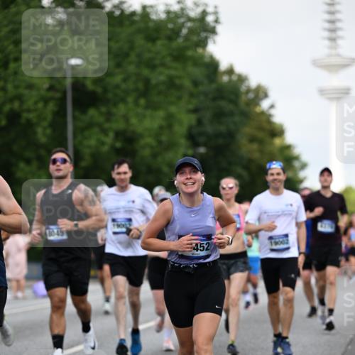 29.06.2025 - hella hamburg halbmarathon Dr. Thomas Lammeyer http://msf.ph/oto/8145133 29.06.2025 10:05:23 Kennedybrücke 1420, 1526, 1726, 2006, 2091, 2167, 2490, 2936, 3425, 3625, 3663, 3976, 4068, 4249, 4319, 4370, 5675, 6087, 6281, 6302, 6591, 6924, 7287, 7658, 7757, 7759, 7761, 8030, 8046, 8326, 8392, 8691, 8822, 8923, 9124, 9932, 10281, 10301, 10383, 10576, 10705, 10915, 11043 meine-sportfotos.de