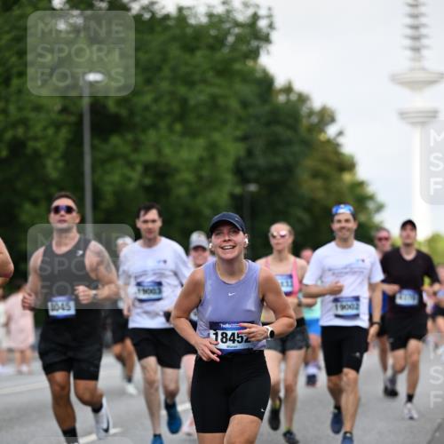 29.06.2025 - hella hamburg halbmarathon Dr. Thomas Lammeyer http://msf.ph/oto/8145136 29.06.2025 10:05:23 Kennedybrücke 1420, 1526, 1726, 2006, 2091, 2167, 2490, 2936, 3425, 3625, 3663, 3976, 4068, 4249, 4319, 4370, 5675, 6087, 6281, 6302, 6591, 6924, 7287, 7658, 7757, 7759, 7761, 8030, 8046, 8326, 8392, 8691, 8822, 8923, 9124, 9932, 10281, 10301, 10383, 10576, 10705, 10915, 11043 meine-sportfotos.de