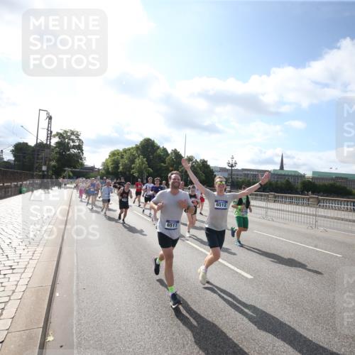 29.06.2025 - hella hamburg halbmarathon Jannik Wohlers http://msf.ph/oto/8145164 29.06.2025 09:56:01 Lombardsbrücke 1452, 1499, 1592, 1628, 1877, 2082, 2771, 2953, 2996, 3256, 3296, 4077, 4711, 4833, 5482, 5600, 5607, 5978, 6168, 6511, 6512, 7383, 7583, 7943, 8514, 8968, 8996, 9246, 9537, 9695, 9793, 9820, 9994, 10596, 10891, 11018, 11124, 11231, 11459, 11467, 11961, 12545, 12870, 13007, 13211, 13463, 13688, 13948, 14198, 14286, 15090, 15427, 15868, 16369, 16375, 16477, 16877, 16891, 16986, 18021 meine-sportfotos.de