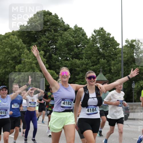 29.06.2025 - hella hamburg halbmarathon Jannik Wohlers http://msf.ph/oto/8145180 29.06.2025 10:46:56 Lombardsbrücke 1463, 1523, 1704, 2148, 2407, 2537, 2994, 3339, 4184, 4325, 4483, 4806, 4895, 4974, 4975, 5895, 6255, 6256, 6879, 6995, 7403, 7430, 7431, 7630, 7631, 8105, 8131, 8706, 8915, 8953, 9018, 9273, 9557, 9774, 9969, 9972, 10075, 10206, 10903, 11276, 11378, 12989, 13172, 13349, 13430, 13431, 13806, 13819, 13830, 13898, 14441, 14516, 14517, 15413, 16337, 16552, 17015, 17122, 17514, 18258, 18415, 18753, 18781, 18852, 18858 meine-sportfotos.de