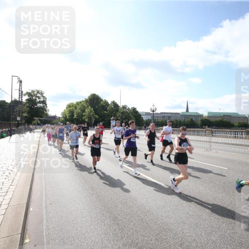 29.06.2025 - hella hamburg halbmarathon Jannik Wohlers http://msf.ph/oto/8145201 29.06.2025 09:56:03 Lombardsbrücke 1452, 1499, 1592, 1628, 1877, 2058, 2082, 2771, 2953, 2996, 3256, 3296, 4065, 4077, 4711, 4833, 5482, 5600, 5607, 5978, 6168, 6286, 6511, 6512, 7383, 7583, 7943, 8361, 8514, 8968, 8996, 9246, 9537, 9695, 9752, 9793, 9820, 9994, 10891, 11018, 11124, 11231, 11455, 11459, 11961, 12490, 12545, 12870, 13007, 13211, 13463, 13688, 13948, 14198, 14286, 15090, 15427, 16369, 16375, 16477, 16891, 16986 meine-sportfotos.de