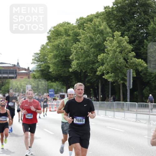 29.06.2025 - hella hamburg halbmarathon Jannik Wohlers http://msf.ph/oto/8145204 29.06.2025 10:10:02 Lombardsbrücke 1573, 5182, 5440, 7042, 7685, 9681, 9816, 11180, 12008, 13797, 13901, 14679, 14822, 15409, 16166, 16344, 16639, 16872, 17730, 19023 meine-sportfotos.de
