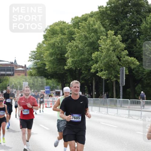 29.06.2025 - hella hamburg halbmarathon Jannik Wohlers http://msf.ph/oto/8145211 29.06.2025 10:10:02 Lombardsbrücke 1573, 5182, 5440, 7042, 7685, 9681, 9816, 11180, 12008, 13797, 13901, 14679, 14822, 15409, 16166, 16344, 16639, 16872, 17730, 19023 meine-sportfotos.de
