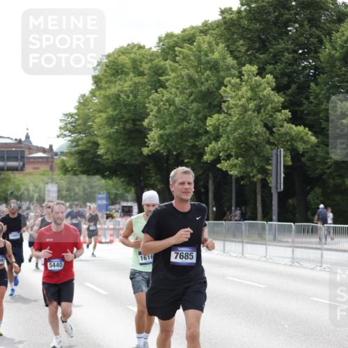 29.06.2025 - hella hamburg halbmarathon Jannik Wohlers http://msf.ph/oto/8145224 29.06.2025 10:10:02 Lombardsbrücke 1573, 5182, 5440, 7042, 7685, 9681, 9816, 11180, 12008, 13797, 13901, 14679, 14822, 15409, 16166, 16344, 16639, 16872, 17730, 19023 meine-sportfotos.de