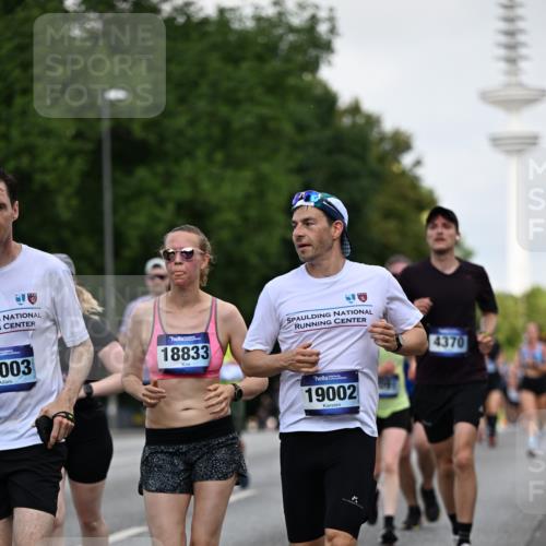 29.06.2025 - hella hamburg halbmarathon Dr. Thomas Lammeyer http://msf.ph/oto/8145239 29.06.2025 10:05:26 Kennedybrücke 1420, 1526, 1726, 2006, 2091, 2167, 2490, 2806, 2936, 3425, 3625, 3663, 3976, 4068, 4319, 4322, 4370, 5675, 6087, 6281, 6302, 6591, 6924, 7287, 7658, 7759, 7761, 8030, 8046, 8326, 8392, 8691, 8822, 9124, 9932, 10281, 10301, 10383, 10576, 10915, 11043 meine-sportfotos.de