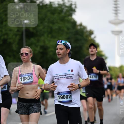 29.06.2025 - hella hamburg halbmarathon Dr. Thomas Lammeyer http://msf.ph/oto/8145259 29.06.2025 10:05:26 Kennedybrücke 1420, 1526, 1726, 2006, 2091, 2167, 2490, 2806, 2936, 3425, 3625, 3663, 3976, 4068, 4319, 4322, 4370, 5675, 6087, 6281, 6302, 6591, 6924, 7287, 7658, 7759, 7761, 8030, 8046, 8326, 8392, 8691, 8822, 9124, 9932, 10281, 10301, 10383, 10576, 10915, 11043 meine-sportfotos.de