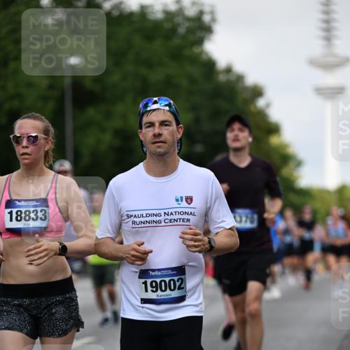 29.06.2025 - hella hamburg halbmarathon Dr. Thomas Lammeyer http://msf.ph/oto/8145265 29.06.2025 10:05:26 Kennedybrücke 1420, 1526, 1726, 2006, 2091, 2167, 2490, 2806, 2936, 3425, 3625, 3663, 3976, 4068, 4319, 4322, 4370, 5675, 6087, 6281, 6302, 6591, 6924, 7287, 7658, 7759, 7761, 8030, 8046, 8326, 8392, 8691, 8822, 9124, 9932, 10281, 10301, 10383, 10576, 10915, 11043 meine-sportfotos.de