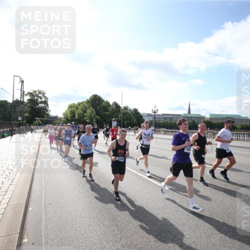 29.06.2025 - hella hamburg halbmarathon Jannik Wohlers http://msf.ph/oto/8145266 29.06.2025 09:56:03 Lombardsbrücke 1452, 1499, 1592, 1628, 1877, 2058, 2082, 2771, 2953, 2996, 3256, 3296, 4065, 4077, 4711, 4833, 5482, 5600, 5607, 5978, 6168, 6286, 6511, 6512, 7383, 7583, 7943, 8361, 8514, 8968, 8996, 9246, 9537, 9695, 9752, 9793, 9820, 9994, 10891, 11018, 11124, 11231, 11455, 11459, 11961, 12490, 12545, 12870, 13007, 13211, 13463, 13688, 13948, 14198, 14286, 15090, 15427, 16369, 16375, 16477, 16891, 16986 meine-sportfotos.de