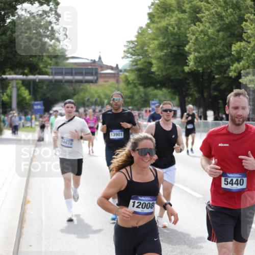 29.06.2025 - hella hamburg halbmarathon Jannik Wohlers http://msf.ph/oto/8145276 29.06.2025 10:10:05 Lombardsbrücke 1573, 5182, 5440, 7250, 7685, 9681, 9816, 11180, 11887, 11904, 11905, 12008, 12629, 13797, 13825, 13901, 14679, 14822, 15409, 16166, 16344, 16639, 17730, 19023 meine-sportfotos.de
