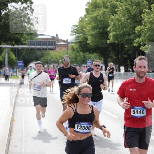 29.06.2025 - hella hamburg halbmarathon Jannik Wohlers http://msf.ph/oto/8145278 29.06.2025 10:10:05 Lombardsbrücke 1573, 5182, 5440, 7250, 7685, 9681, 9816, 11180, 11887, 11904, 11905, 12008, 12629, 13797, 13825, 13901, 14679, 14822, 15409, 16166, 16344, 16639, 17730, 19023 meine-sportfotos.de