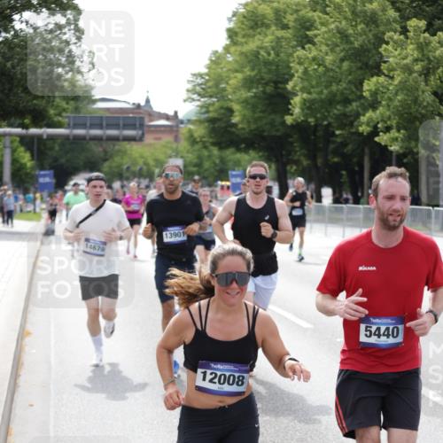 29.06.2025 - hella hamburg halbmarathon Jannik Wohlers http://msf.ph/oto/8145284 29.06.2025 10:10:05 Lombardsbrücke 1573, 5182, 5440, 7250, 7685, 9681, 9816, 11180, 11887, 11904, 11905, 12008, 12629, 13797, 13825, 13901, 14679, 14822, 15409, 16166, 16344, 16639, 17730, 19023 meine-sportfotos.de