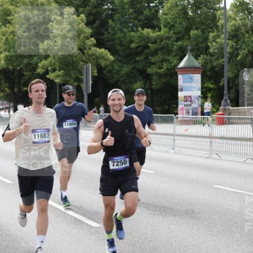 29.06.2025 - hella hamburg halbmarathon Jannik Wohlers http://msf.ph/oto/8145300 29.06.2025 10:10:11 Lombardsbrücke 1573, 4389, 5440, 5990, 5991, 7250, 7685, 9681, 9816, 11180, 11355, 11887, 11904, 11905, 12008, 12629, 13825, 13901, 14679, 14822, 16166, 16344, 17532, 17730, 18949, 19023 meine-sportfotos.de