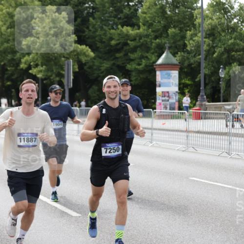 29.06.2025 - hella hamburg halbmarathon Jannik Wohlers http://msf.ph/oto/8145309 29.06.2025 10:10:11 Lombardsbrücke 1573, 4389, 5440, 5990, 5991, 7250, 7685, 9681, 9816, 11180, 11355, 11887, 11904, 11905, 12008, 12629, 13825, 13901, 14679, 14822, 16166, 16344, 17532, 17730, 18949, 19023 meine-sportfotos.de