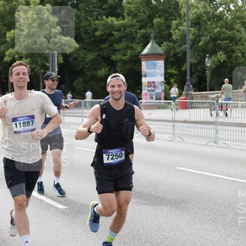 29.06.2025 - hella hamburg halbmarathon Jannik Wohlers http://msf.ph/oto/8145320 29.06.2025 10:10:12 Lombardsbrücke 1573, 4389, 5440, 5990, 5991, 7250, 7685, 9681, 11355, 11887, 11904, 11905, 12008, 12629, 13825, 13901, 14679, 16166, 16344, 17532, 17730, 18949, 19023 meine-sportfotos.de