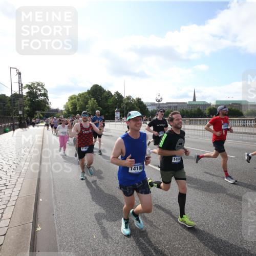 29.06.2025 - hella hamburg halbmarathon Jannik Wohlers http://msf.ph/oto/8145333 29.06.2025 09:56:05 Lombardsbrücke 1452, 1499, 1592, 1628, 1877, 2058, 2082, 2771, 2953, 2996, 3256, 3296, 4065, 4077, 4404, 4711, 4833, 5482, 5600, 5607, 5978, 6168, 6286, 6511, 6512, 6561, 6562, 7383, 7475, 7583, 7943, 8361, 8514, 8968, 8996, 9246, 9537, 9597, 9695, 9752, 9793, 9820, 9994, 10508, 10891, 11018, 11124, 11231, 11455, 11459, 11809, 11961, 12490, 12545, 13007, 13211, 13463, 13688, 13948, 14198, 14286, 14408, 14994, 15090, 15427, 16369, 16375, 16477, 16891, 16986 meine-sportfotos.de