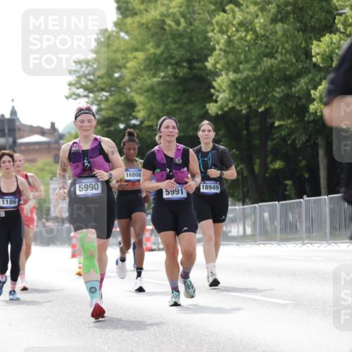 29.06.2025 - hella hamburg halbmarathon Jannik Wohlers http://msf.ph/oto/8145348 29.06.2025 10:10:18 Lombardsbrücke 1186, 4389, 5990, 5991, 7250, 9169, 9681, 9829, 11355, 11887, 11904, 11905, 12008, 12629, 13588, 13594, 13825, 13901, 14679, 15214, 16344, 16808, 17532, 18949 meine-sportfotos.de