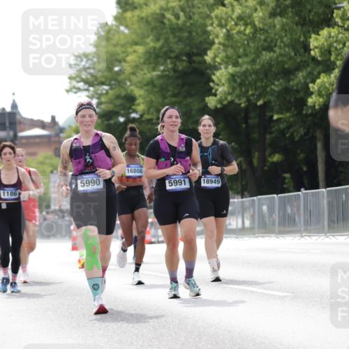 29.06.2025 - hella hamburg halbmarathon Jannik Wohlers http://msf.ph/oto/8145352 29.06.2025 10:10:18 Lombardsbrücke 1186, 4389, 5990, 5991, 7250, 9169, 9681, 9829, 11355, 11887, 11904, 11905, 12008, 12629, 13588, 13594, 13825, 13901, 14679, 15214, 16344, 16808, 17532, 18949 meine-sportfotos.de