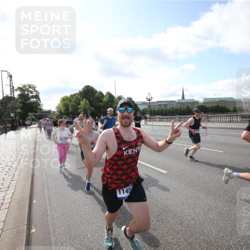 29.06.2025 - hella hamburg halbmarathon Jannik Wohlers http://msf.ph/oto/8145364 29.06.2025 09:56:06 Lombardsbrücke 1452, 1592, 1628, 1877, 2058, 2082, 2771, 2953, 2996, 3256, 3296, 4065, 4077, 4404, 4711, 4833, 5482, 5600, 5607, 5978, 6286, 6511, 6512, 6561, 6562, 7383, 7475, 7583, 8361, 8514, 8968, 8996, 9246, 9537, 9597, 9695, 9752, 9793, 9820, 9994, 10508, 10891, 11018, 11124, 11231, 11455, 11459, 11809, 11961, 12490, 12545, 12584, 13211, 13394, 13463, 13688, 13948, 14198, 14286, 14408, 14990, 14994, 15090, 15427, 16369, 16375, 16477, 16891, 16986 meine-sportfotos.de