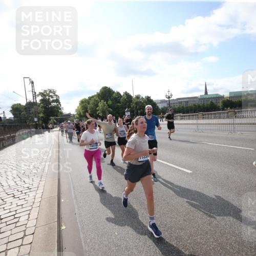 29.06.2025 - hella hamburg halbmarathon Jannik Wohlers http://msf.ph/oto/8145370 29.06.2025 09:56:06 Lombardsbrücke 1452, 1592, 1628, 1877, 2058, 2082, 2771, 2953, 2996, 3256, 3296, 4065, 4077, 4404, 4711, 4833, 5482, 5600, 5607, 5978, 6286, 6511, 6512, 6561, 6562, 7383, 7475, 7583, 8361, 8514, 8968, 8996, 9246, 9537, 9597, 9695, 9752, 9793, 9820, 9994, 10508, 10891, 11018, 11124, 11231, 11455, 11459, 11809, 11961, 12490, 12545, 12584, 13211, 13394, 13463, 13688, 13948, 14198, 14286, 14408, 14990, 14994, 15090, 15427, 16369, 16375, 16477, 16891, 16986 meine-sportfotos.de