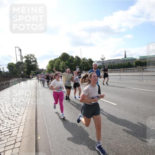 29.06.2025 - hella hamburg halbmarathon Jannik Wohlers http://msf.ph/oto/8145376 29.06.2025 09:56:06 Lombardsbrücke 1452, 1592, 1628, 1877, 2058, 2082, 2771, 2953, 2996, 3256, 3296, 4065, 4077, 4404, 4711, 4833, 5482, 5600, 5607, 5978, 6286, 6511, 6512, 6561, 6562, 7383, 7475, 7583, 8361, 8514, 8968, 8996, 9246, 9537, 9597, 9695, 9752, 9793, 9820, 9994, 10508, 10891, 11018, 11124, 11231, 11455, 11459, 11809, 11961, 12490, 12545, 12584, 13211, 13394, 13463, 13688, 13948, 14198, 14286, 14408, 14990, 14994, 15090, 15427, 16369, 16375, 16477, 16891, 16986 meine-sportfotos.de