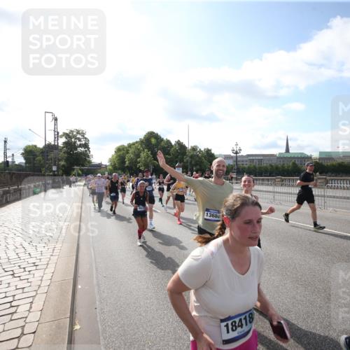 29.06.2025 - hella hamburg halbmarathon Jannik Wohlers http://msf.ph/oto/8145413 29.06.2025 09:56:07 Lombardsbrücke 1452, 1592, 1628, 1877, 2058, 2082, 2771, 2953, 2996, 3256, 3296, 4065, 4077, 4404, 4711, 4833, 5482, 5600, 5978, 6286, 6511, 6512, 6561, 6562, 7383, 7475, 7583, 8261, 8361, 8968, 8996, 9246, 9537, 9597, 9695, 9752, 9793, 9820, 9994, 10508, 10891, 11018, 11124, 11231, 11455, 11459, 11809, 11961, 12490, 12545, 12584, 13211, 13394, 13463, 13688, 14198, 14286, 14408, 14990, 14994, 15090, 15427, 16369, 16375, 16891, 16986 meine-sportfotos.de