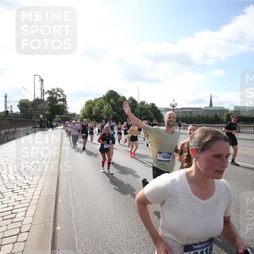 29.06.2025 - hella hamburg halbmarathon Jannik Wohlers http://msf.ph/oto/8145420 29.06.2025 09:56:07 Lombardsbrücke 1452, 1592, 1628, 1877, 2058, 2082, 2771, 2953, 2996, 3256, 3296, 4065, 4077, 4404, 4711, 4833, 5482, 5600, 5978, 6286, 6511, 6512, 6561, 6562, 7383, 7475, 7583, 8261, 8361, 8968, 8996, 9246, 9537, 9597, 9695, 9752, 9793, 9820, 9994, 10508, 10891, 11018, 11124, 11231, 11455, 11459, 11809, 11961, 12490, 12545, 12584, 13211, 13394, 13463, 13688, 14198, 14286, 14408, 14990, 14994, 15090, 15427, 16369, 16375, 16891, 16986 meine-sportfotos.de