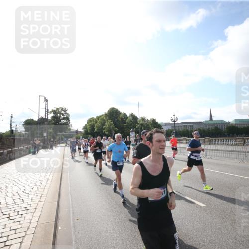 29.06.2025 - hella hamburg halbmarathon Jannik Wohlers http://msf.ph/oto/8145446 29.06.2025 09:57:04 Lombardsbrücke 1030, 1086, 1193, 1422, 2119, 2252, 2444, 2595, 2855, 3048, 3096, 3103, 3698, 3999, 4261, 4299, 4558, 4986, 5013, 5018, 5021, 5024, 5633, 5820, 5907, 6125, 6374, 6720, 6762, 6795, 6942, 7221, 7397, 7742, 7930, 7932, 8172, 8447, 9316, 10191, 10192, 10215, 10368, 10376, 10667, 11143, 11339, 11430, 11579, 12235, 12348, 12421, 12440, 12489, 12580, 12607, 12840, 13701, 13761, 14122, 14737, 14881, 15146, 15480, 15484, 15720, 15897, 16043, 16047, 16800, 17129, 17130, 17179 meine-sportfotos.de