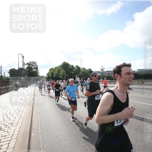 29.06.2025 - hella hamburg halbmarathon Jannik Wohlers http://msf.ph/oto/8145462 29.06.2025 09:57:04 Lombardsbrücke 1030, 1086, 1193, 1422, 2119, 2252, 2444, 2595, 2855, 3048, 3096, 3103, 3698, 3999, 4261, 4299, 4558, 4986, 5013, 5018, 5021, 5024, 5633, 5820, 5907, 6125, 6374, 6720, 6762, 6795, 6942, 7221, 7397, 7742, 7930, 7932, 8172, 8447, 9316, 10191, 10192, 10215, 10368, 10376, 10667, 11143, 11339, 11430, 11579, 12235, 12348, 12421, 12440, 12489, 12580, 12607, 12840, 13701, 13761, 14122, 14737, 14881, 15146, 15480, 15484, 15720, 15897, 16043, 16047, 16800, 17129, 17130, 17179 meine-sportfotos.de