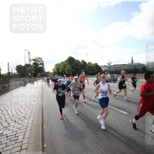 29.06.2025 - hella hamburg halbmarathon Jannik Wohlers http://msf.ph/oto/8145476 29.06.2025 09:57:08 Lombardsbrücke 1030, 1086, 1193, 1422, 2119, 2252, 2444, 2488, 2855, 3048, 3096, 3103, 3698, 3999, 4261, 4299, 4379, 4558, 4986, 5018, 5024, 5633, 5820, 5907, 6125, 6374, 6762, 6795, 6942, 7221, 7397, 7742, 7930, 7932, 8172, 8413, 8447, 10191, 10192, 10215, 10368, 10376, 10667, 11143, 11430, 11512, 11579, 12348, 12440, 12607, 12840, 13701, 13750, 13761, 14122, 14737, 14881, 15146, 15395, 15480, 15720, 16039, 16043, 16047, 16285, 16800, 17130, 17179, 17640, 17642 meine-sportfotos.de