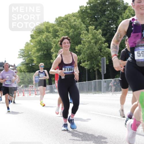 29.06.2025 - hella hamburg halbmarathon Jannik Wohlers http://msf.ph/oto/8145477 29.06.2025 10:10:22 Lombardsbrücke 1166, 1186, 4389, 5990, 5991, 7250, 9169, 9681, 9829, 11355, 11887, 11904, 11905, 12426, 12629, 13588, 13594, 13825, 14270, 15214, 16808, 17532, 18949 meine-sportfotos.de