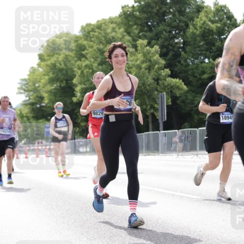 29.06.2025 - hella hamburg halbmarathon Jannik Wohlers http://msf.ph/oto/8145495 29.06.2025 10:10:22 Lombardsbrücke 1166, 1186, 4389, 5990, 5991, 7250, 9169, 9681, 9829, 11355, 11887, 11904, 11905, 12426, 12629, 13588, 13594, 13825, 14270, 15214, 16808, 17532, 18949 meine-sportfotos.de