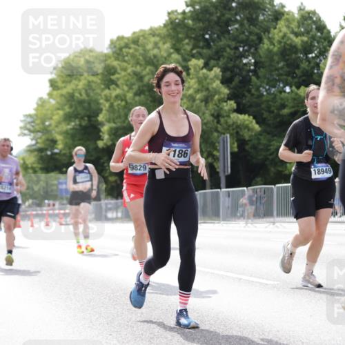 29.06.2025 - hella hamburg halbmarathon Jannik Wohlers http://msf.ph/oto/8145498 29.06.2025 10:10:22 Lombardsbrücke 1166, 1186, 4389, 5990, 5991, 7250, 9169, 9681, 9829, 11355, 11887, 11904, 11905, 12426, 12629, 13588, 13594, 13825, 14270, 15214, 16808, 17532, 18949 meine-sportfotos.de